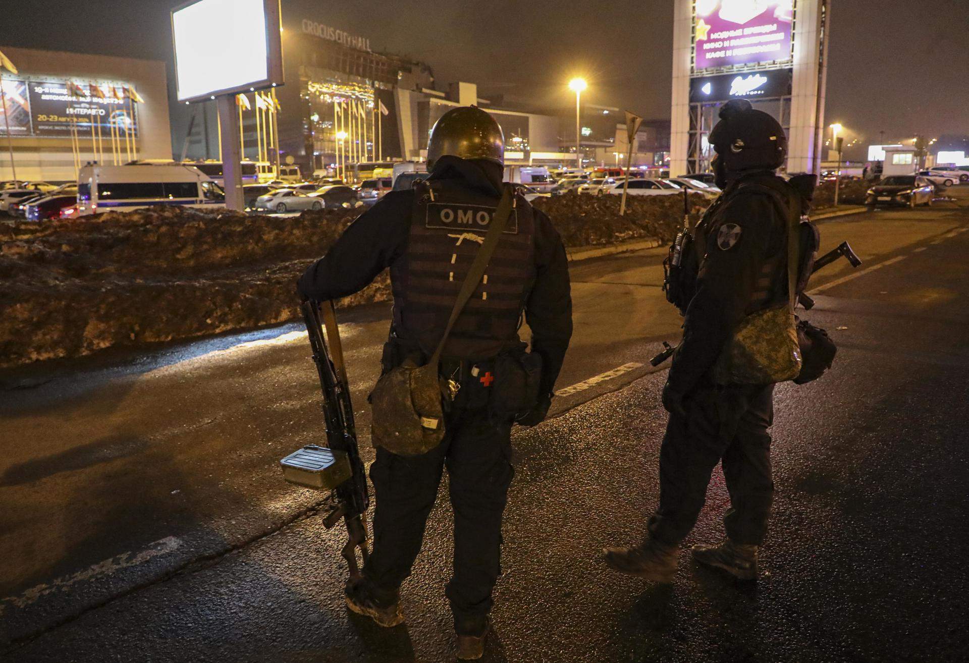 Detingudes 11 persones, quatre d'elles sospitoses de ser els autors de l'atac de Moscou