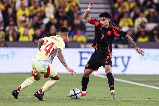 Luis Díaz encara a Pedro Porro durante el España - Colombia / Foto: EFE