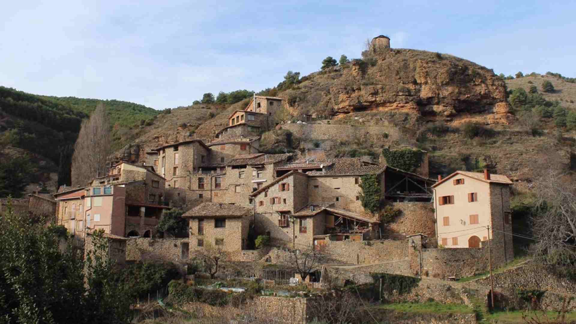 El increíble pueblo medieval catalán que surge entre rocas y que tiene un bonito salto de agua