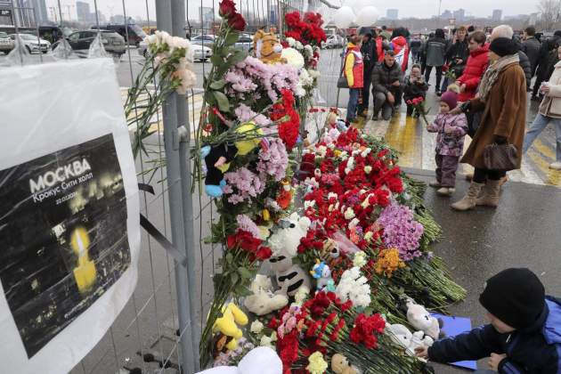 Atac a Moscou, diverses persones depositen flors en el memorial que s'ha improvisat davant el Crocus City Hall. EFE