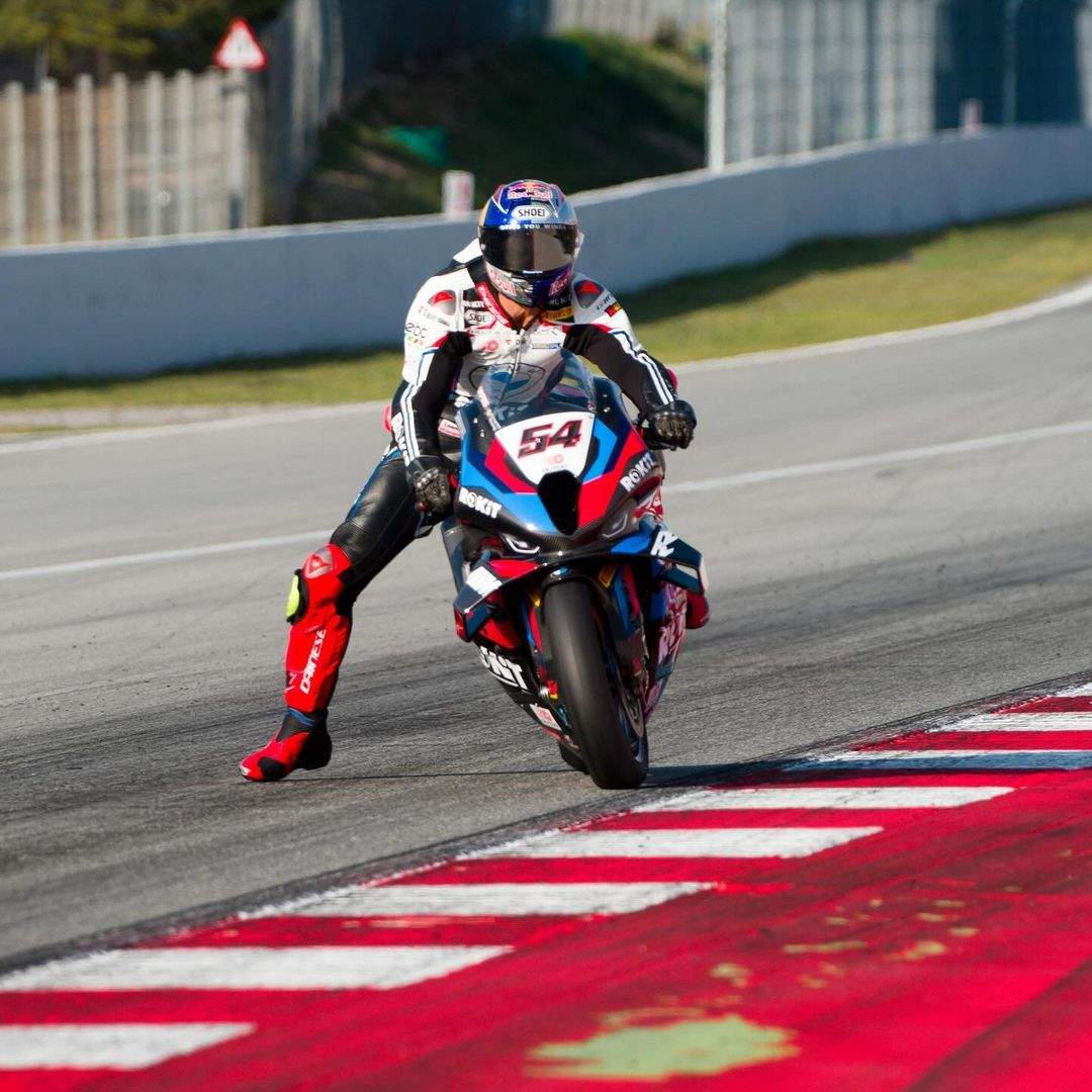 Toprak Razgatlıoğlu aprofita el defalliment de Bulega i s'adjudica la primera carrera de WSBK