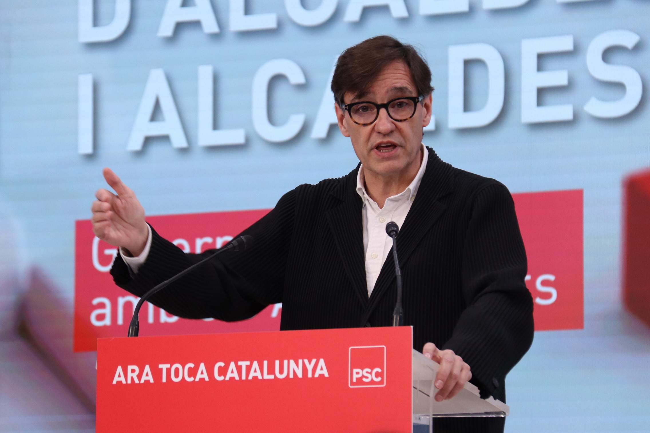 Catalan Socialist leader Illa tells 'The Times' that Spain sees more danger in Vox than Puigdemont