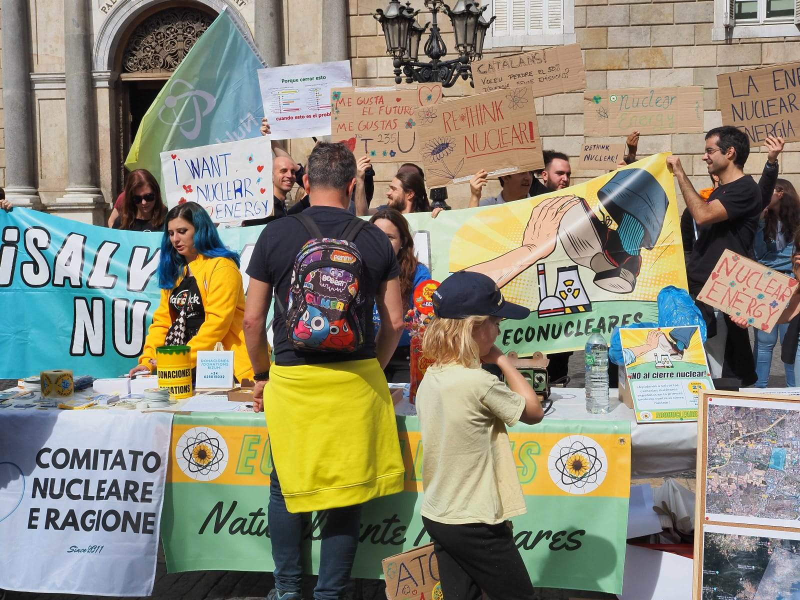 Un centenar de personas clama en Barcelona contra el cierre de las nucleares