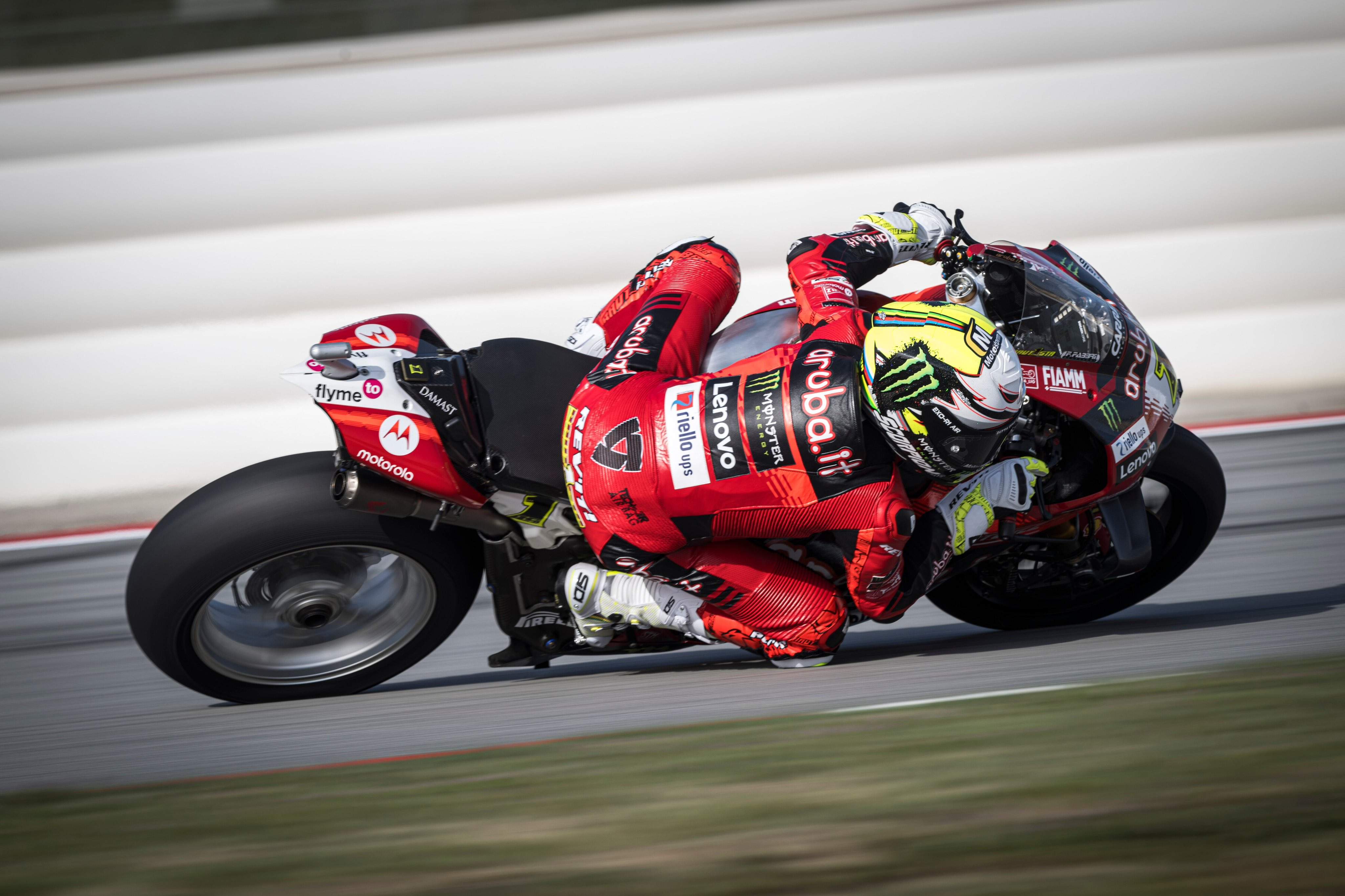 Álvaro Bautista logra su victoria número 60 en la segunda carrera del WSBK en Montmeló