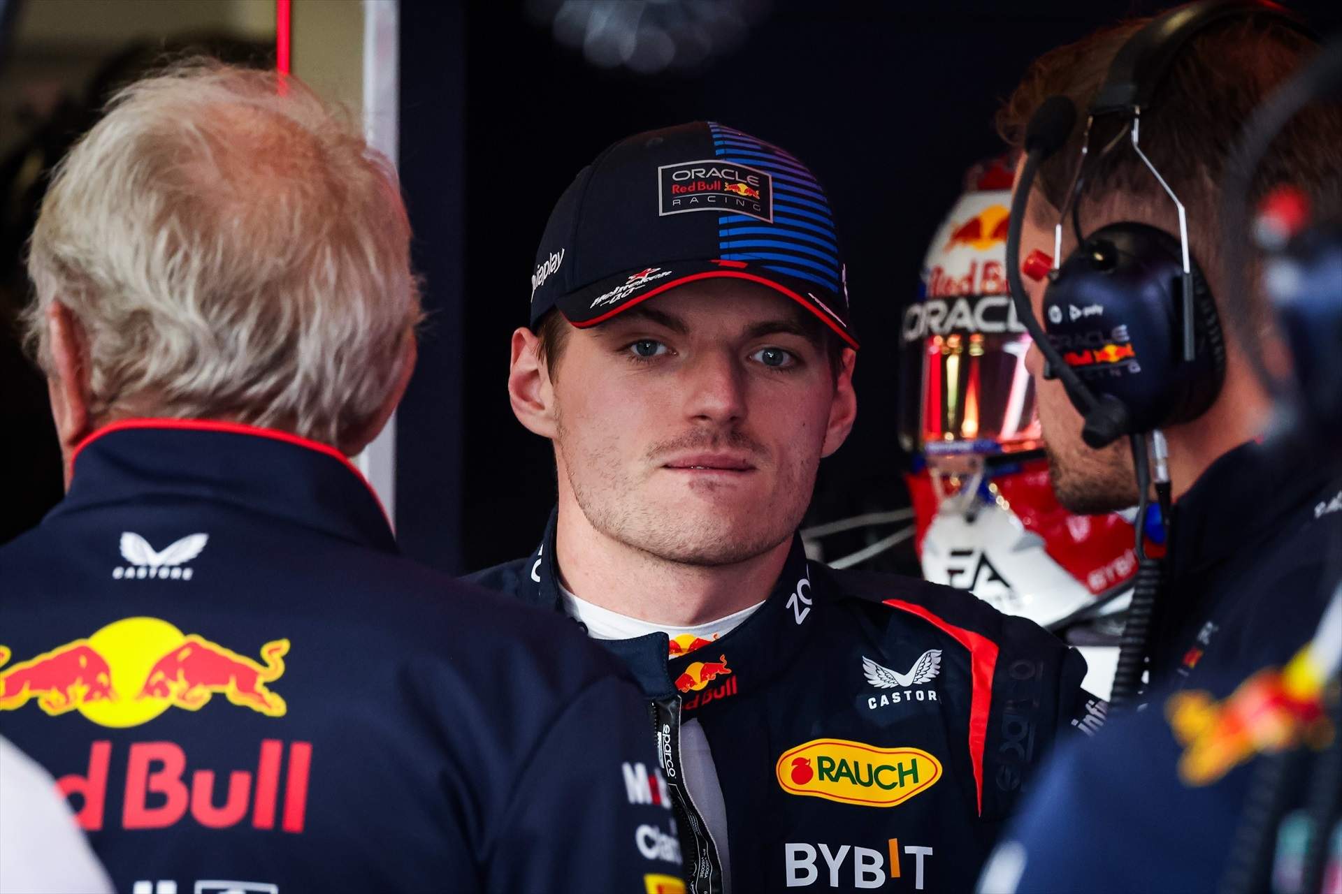 Max Verstappen, molt picat amb Carlos Sainz, el fa fora del box de Red Bull