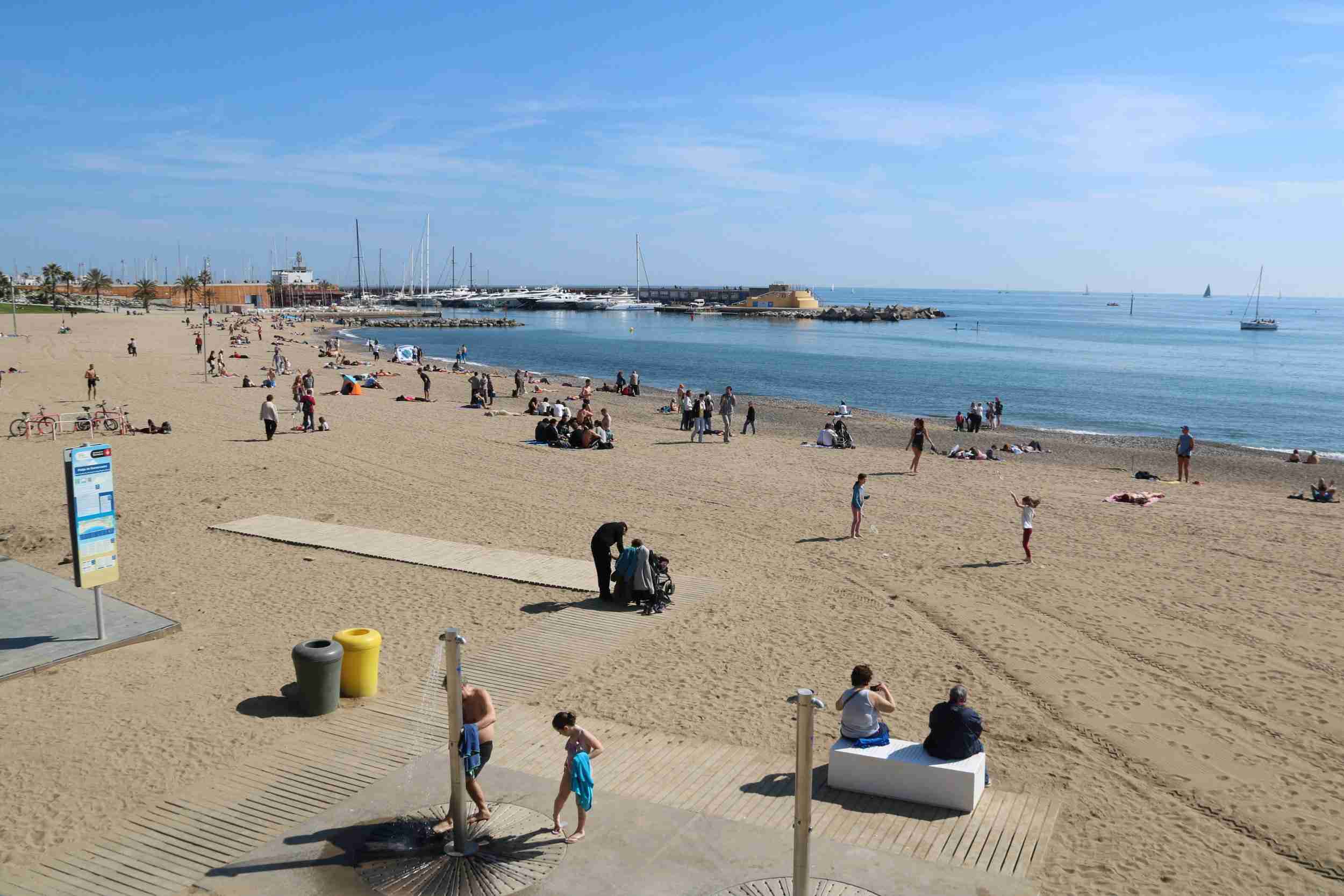 La temporada de playa llega antes de tiempo a Barcelona