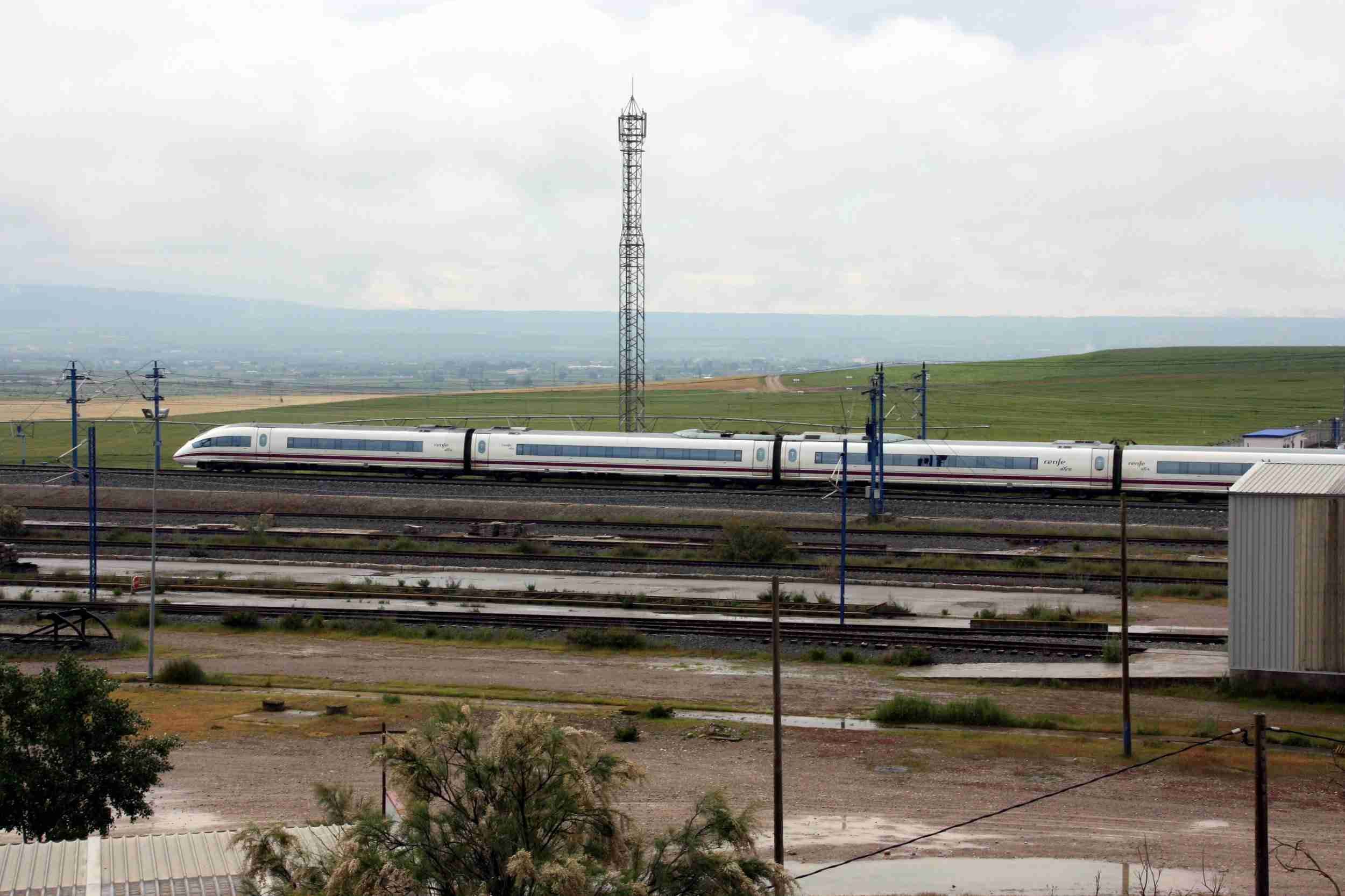 Fomento estudia que el AVE pare en el aeropuerto de Girona