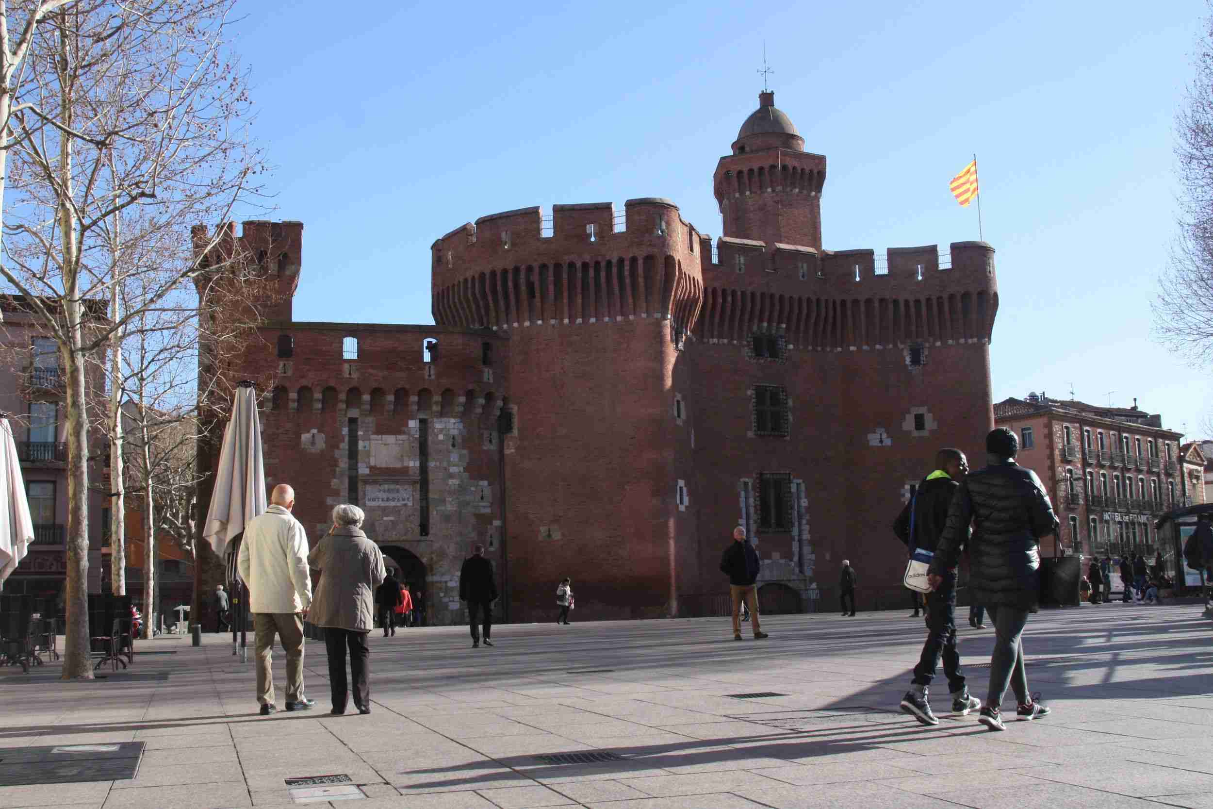 Protesta en Perpinyà contra el nuevo escudo: "Toqueu pas la nostra catalanitat"