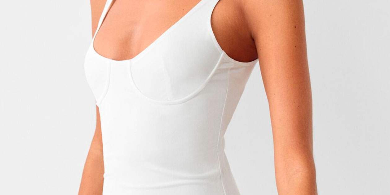 Enloquecemos con el vestido de tirantes midi body color blanco que más estiliza de Bershka