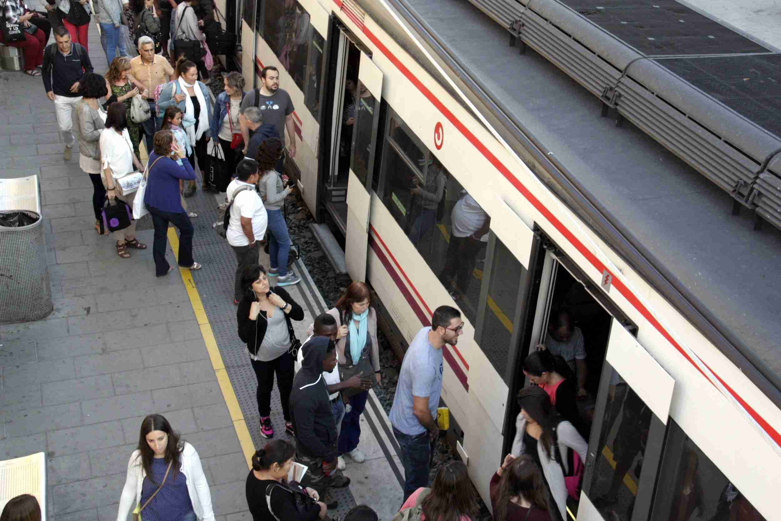 El tren Tortosa-Barcelona, como una lata de sardinas por una avería