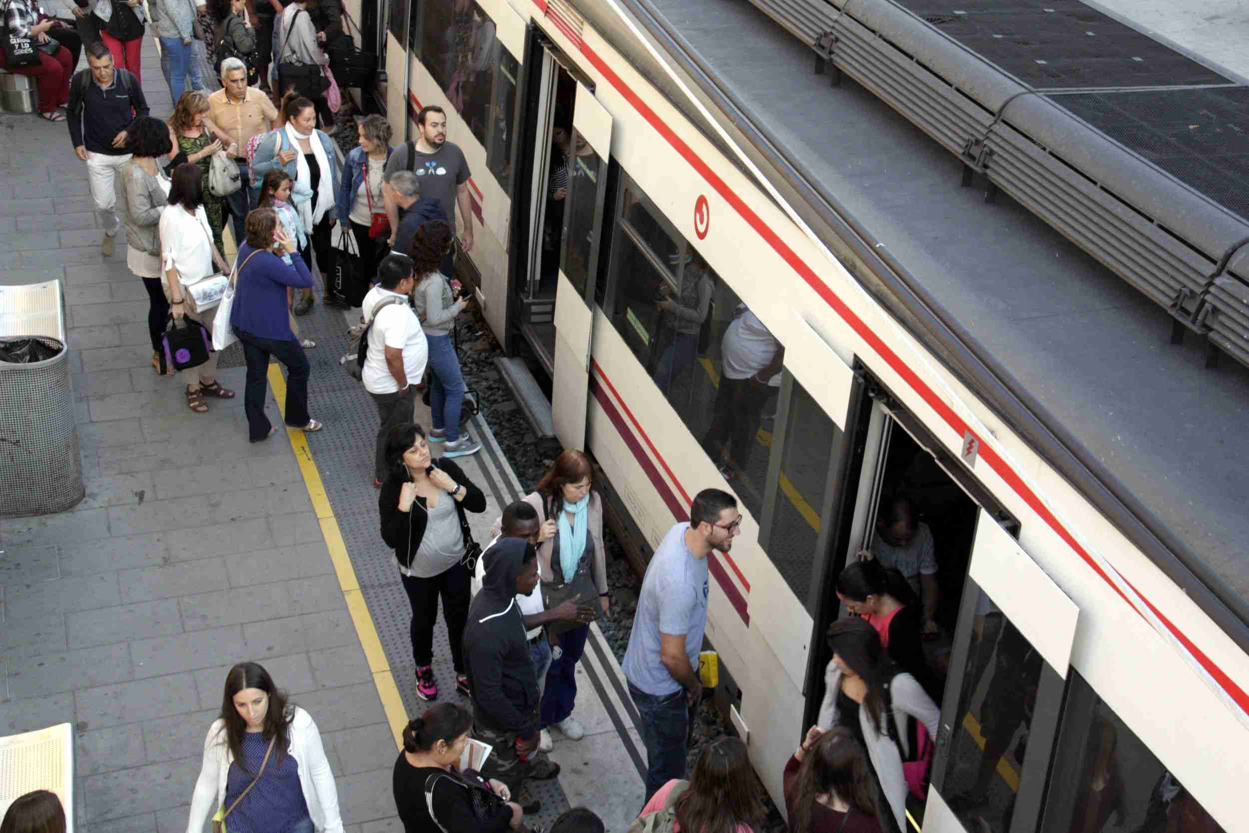 El tren Tortosa-Barcelona, com una llauna de sardines per una avaria