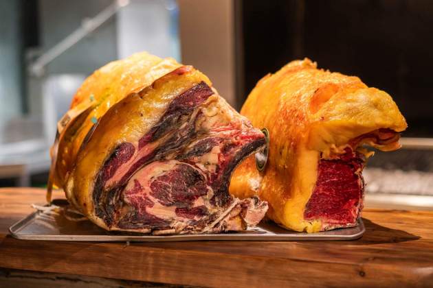 Una peça de carn madurada al restaurant Olivi / Foto: Marta Garreta