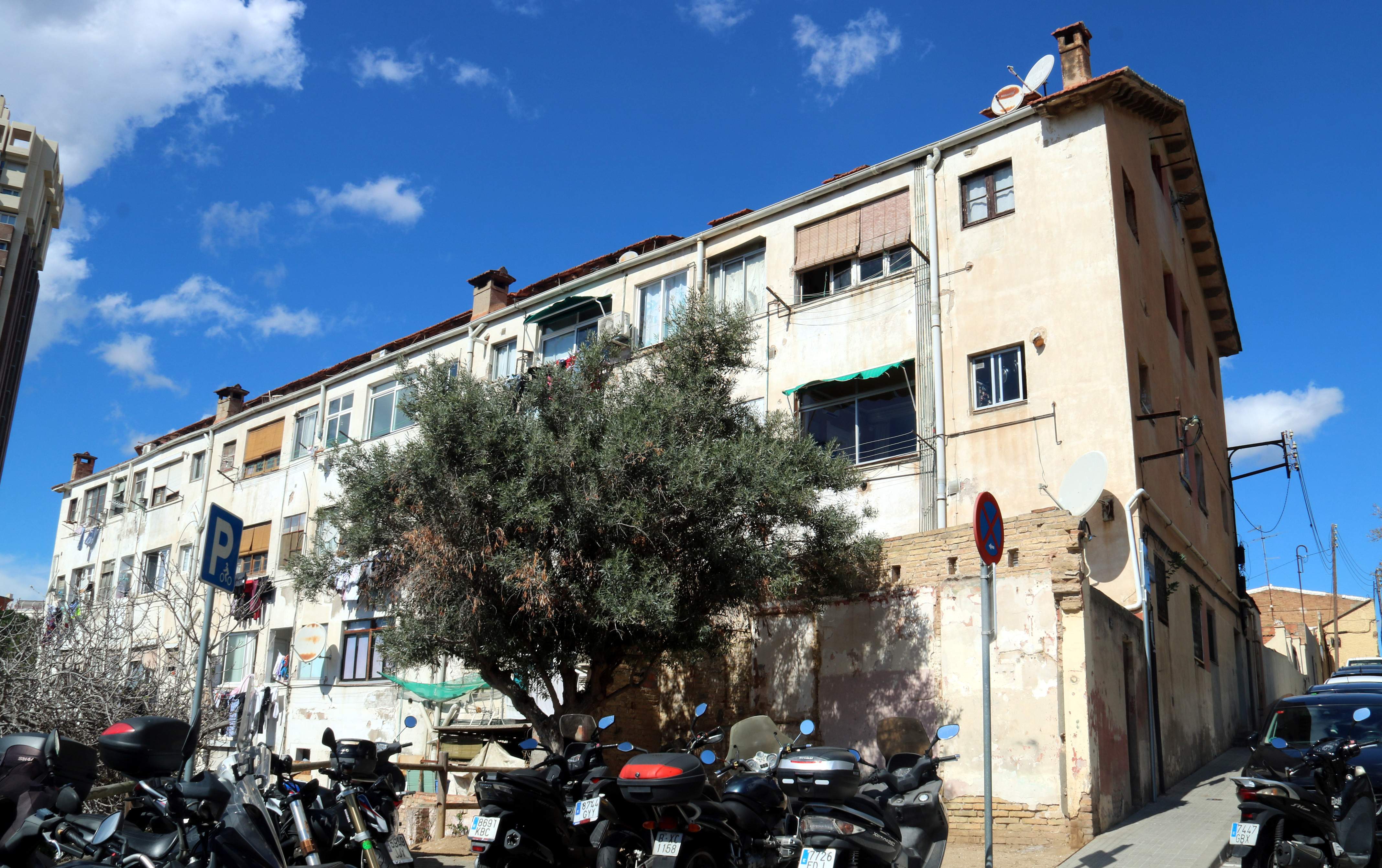 Desalojan el popular edificio 'El Barco' en Esplugues de Llobregat por su "estado de ruina"