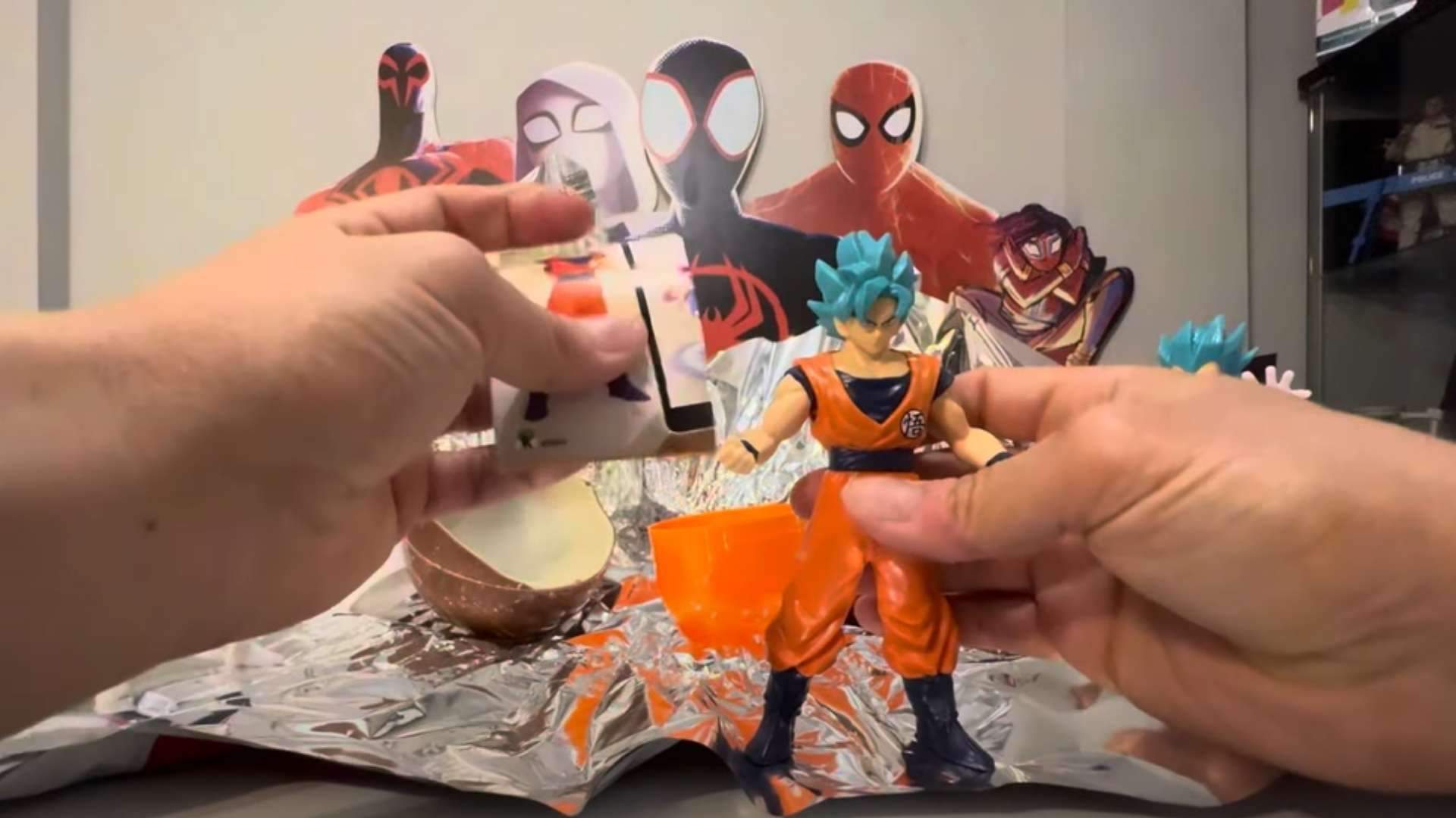 El truco viral para conseguir la figura de Goku en los huevos Kinder gigantes de 'Dragon Ball'