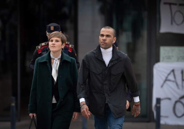 L'advocada de Dani Alves, Inés Guardiola, i el futbolista a la sortida de Brians 2 / David Zorrakino L'advocada de Dani Alves, Inés Guardiola, i el futbolista a la sortida de Brians 2 / David Zorrakino
