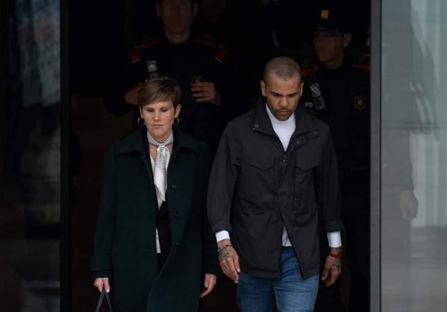 L'advocada de Dani Alves i el futbolista a la sortida de Brians 2 / David Zorrakino, Europa Press L'advocada de Dani Alves i el futbolista a la sortida de Brians 2 / David Zorrakino, Europa Press