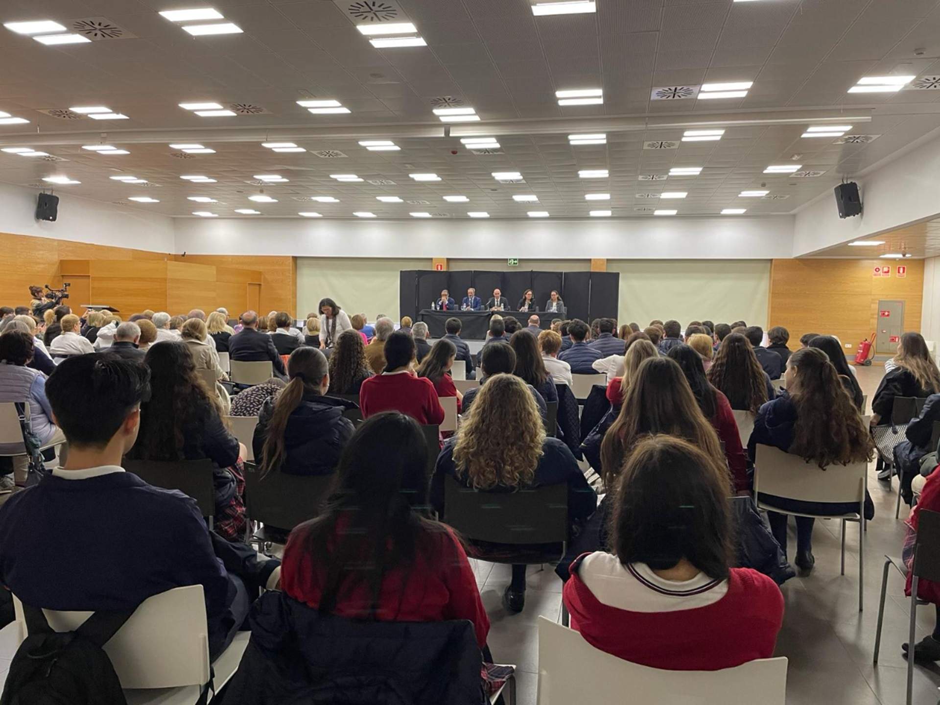 Polémica por un acto de VOX contra el aborto en València con presencia de alumnos de ESO