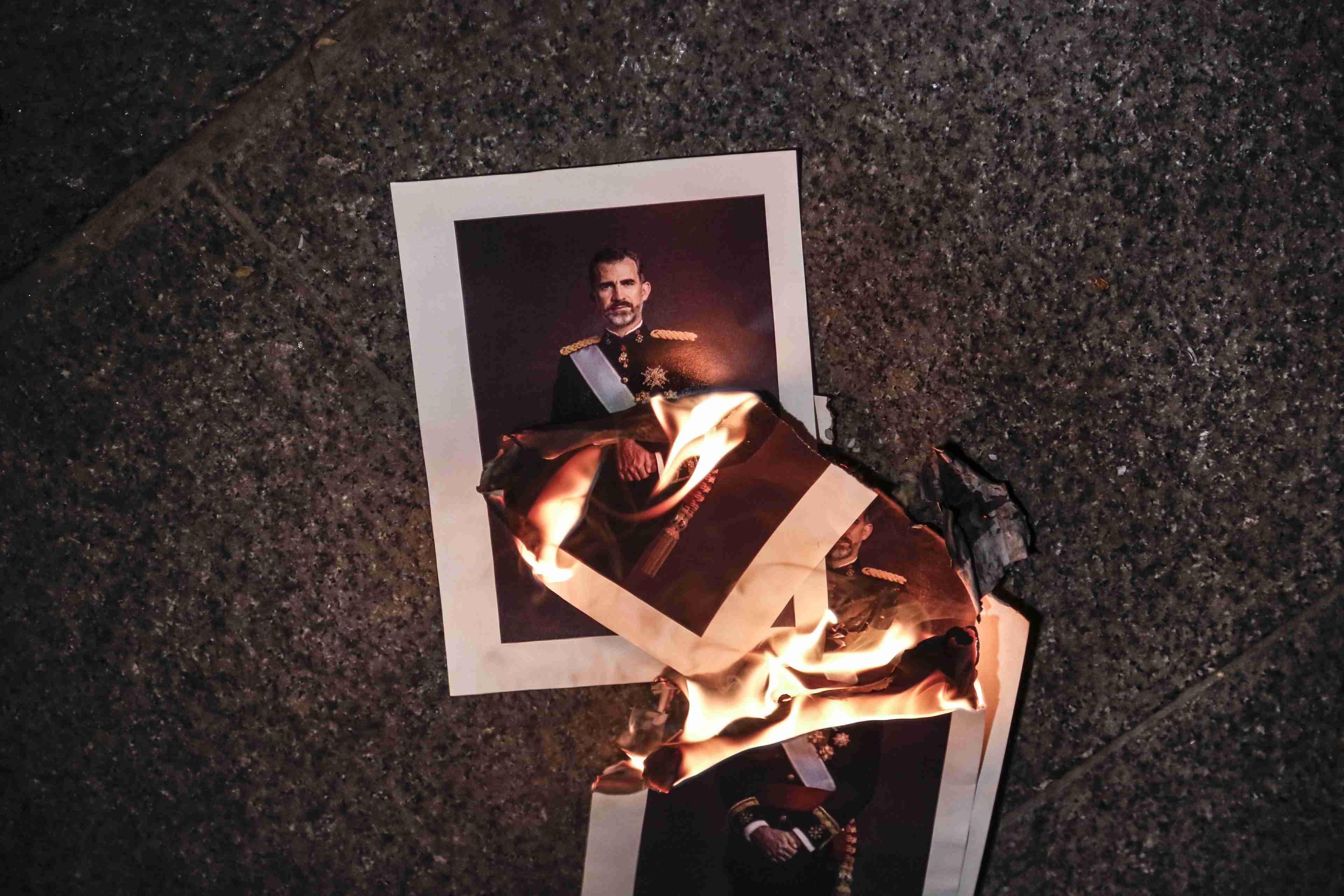 Arxivada la causa contra dos joves per cremar fotos del Rei