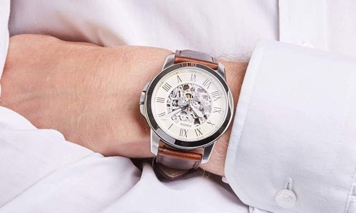 La elegancia en la palma de tu mano con este exclusivo reloj Fossil Grant que vende Amazon en oferta