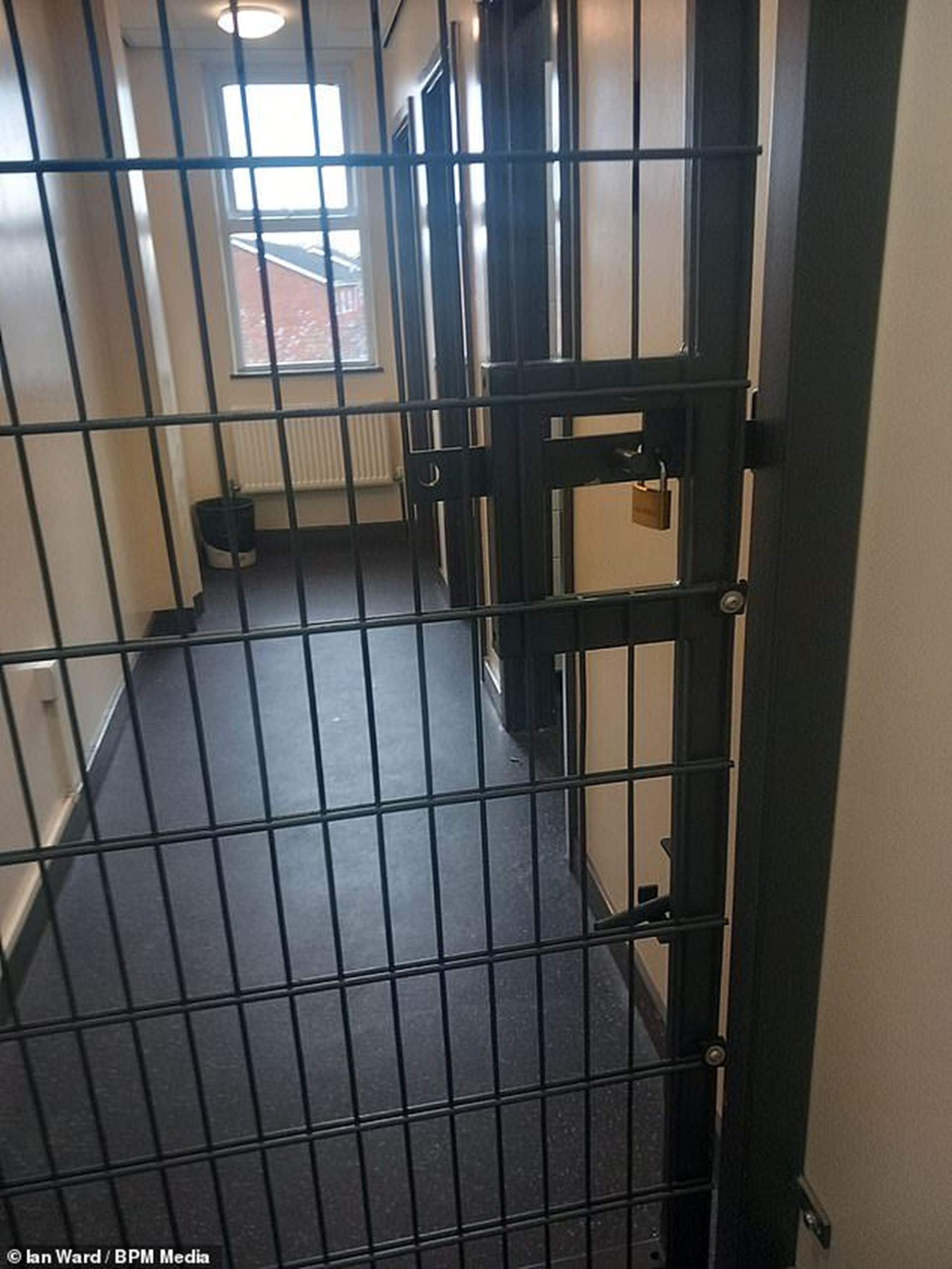 Polémica en una escuela de Reino Unido por instalar jaulas en las puertas del lavabo