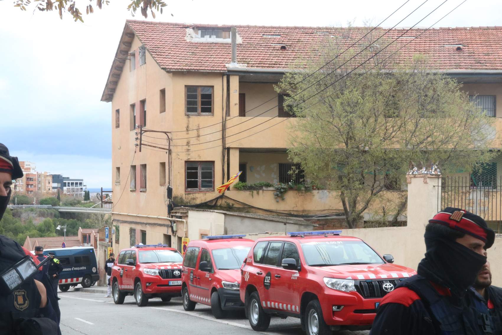 Els Bombers desallotgen els veïns que continuaven tancats a l'edifici d'Esplugues en estat de ruïna