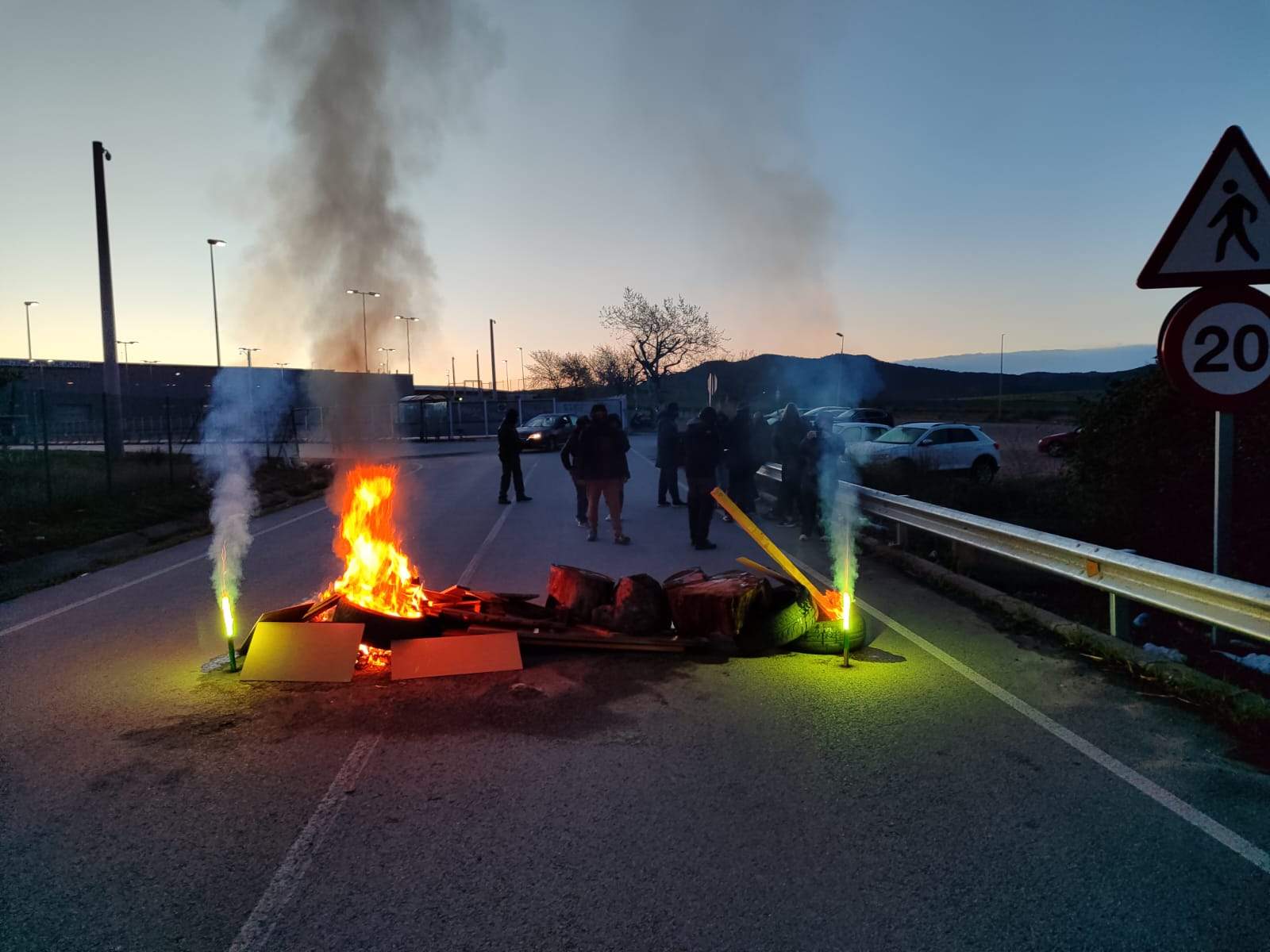 Revifen les protestes a les presons per l'assassinat de Tarragona: fogueres per bloquejar Quatre Camins