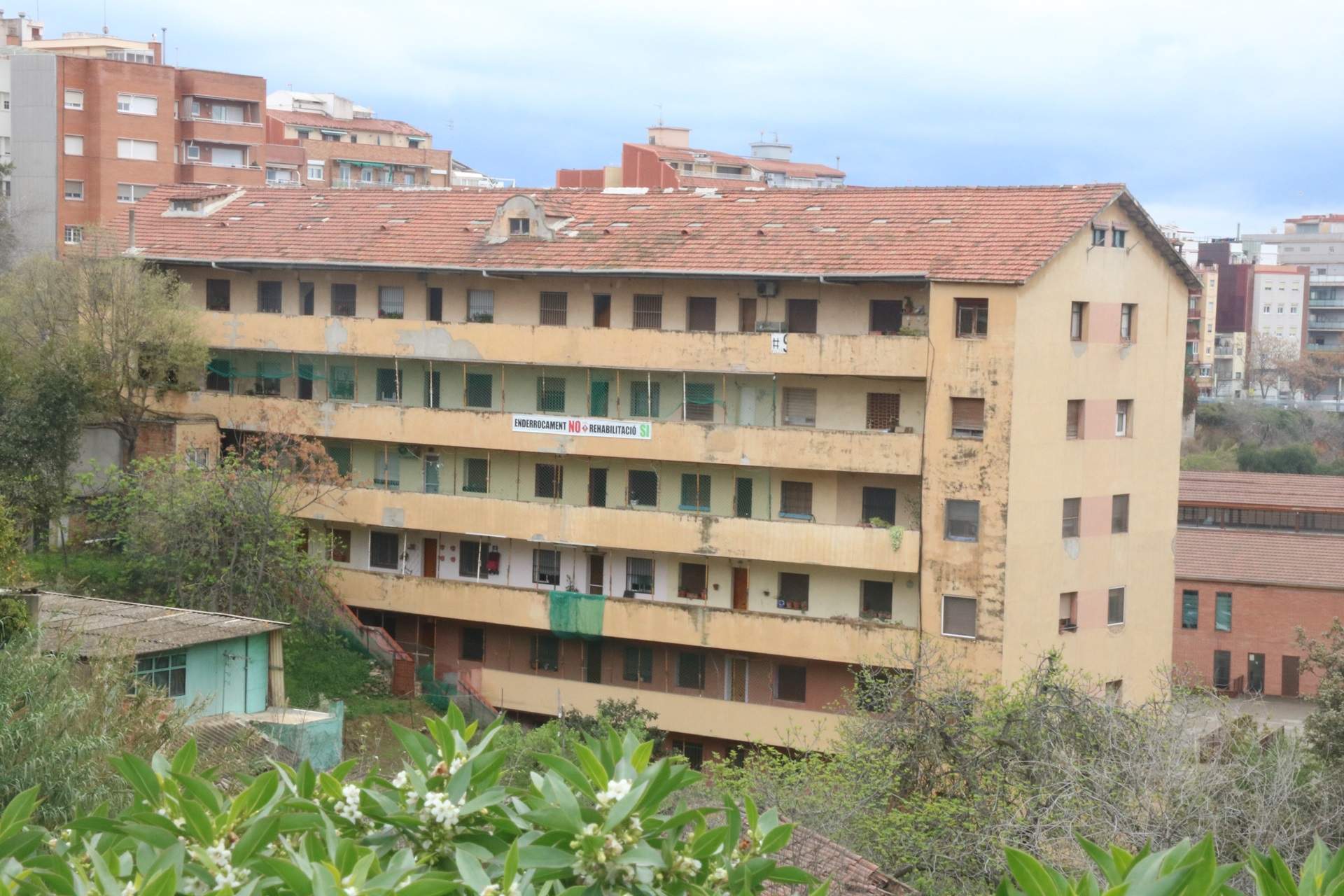 Cinco vecinos se niegan a desalojar el edificio 'El Barco' en Esplugues de Llobregat