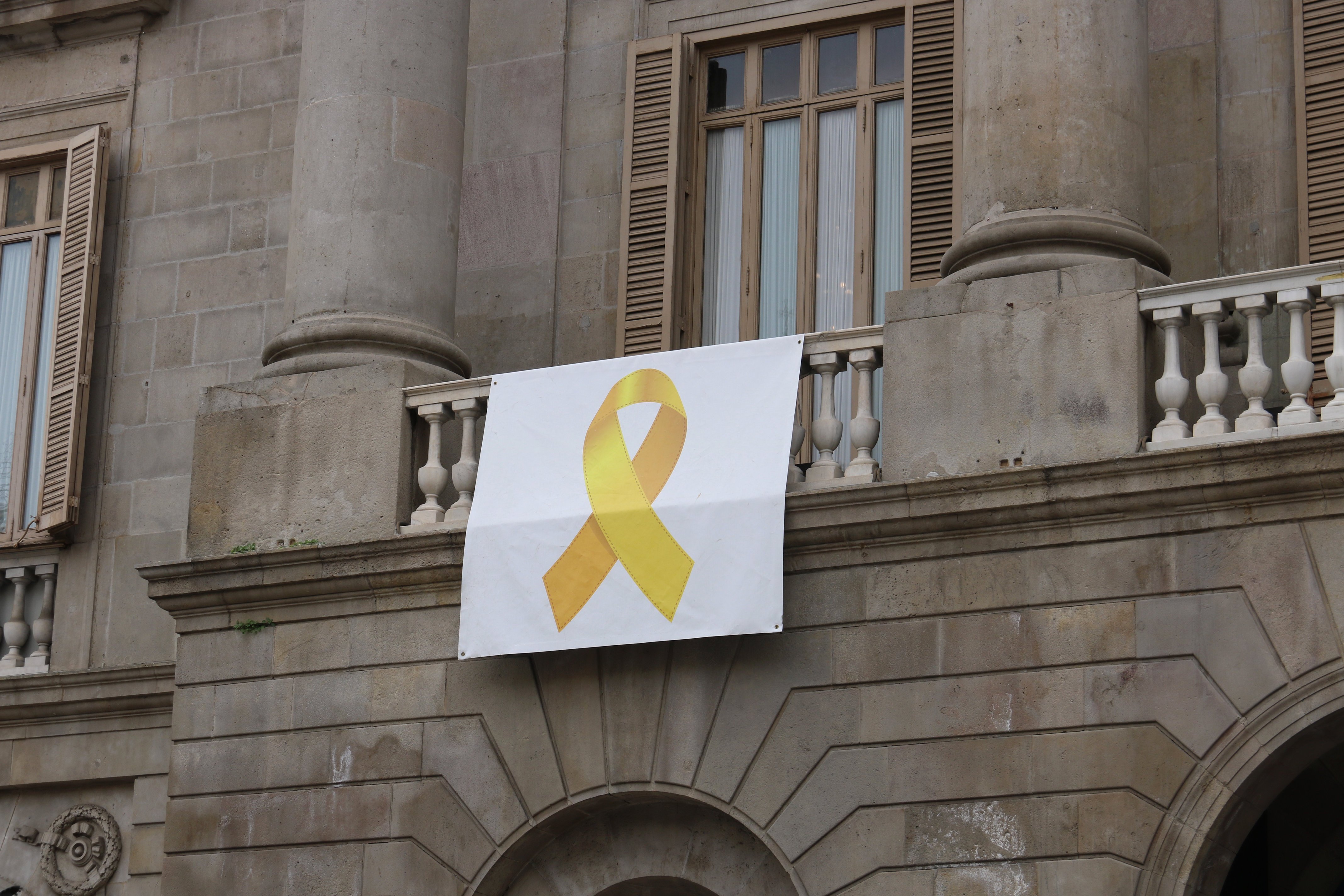 Los independentistas fuerzan Colau a convocar una comisión sobre el asalto 'ultra' al Ayuntamiento