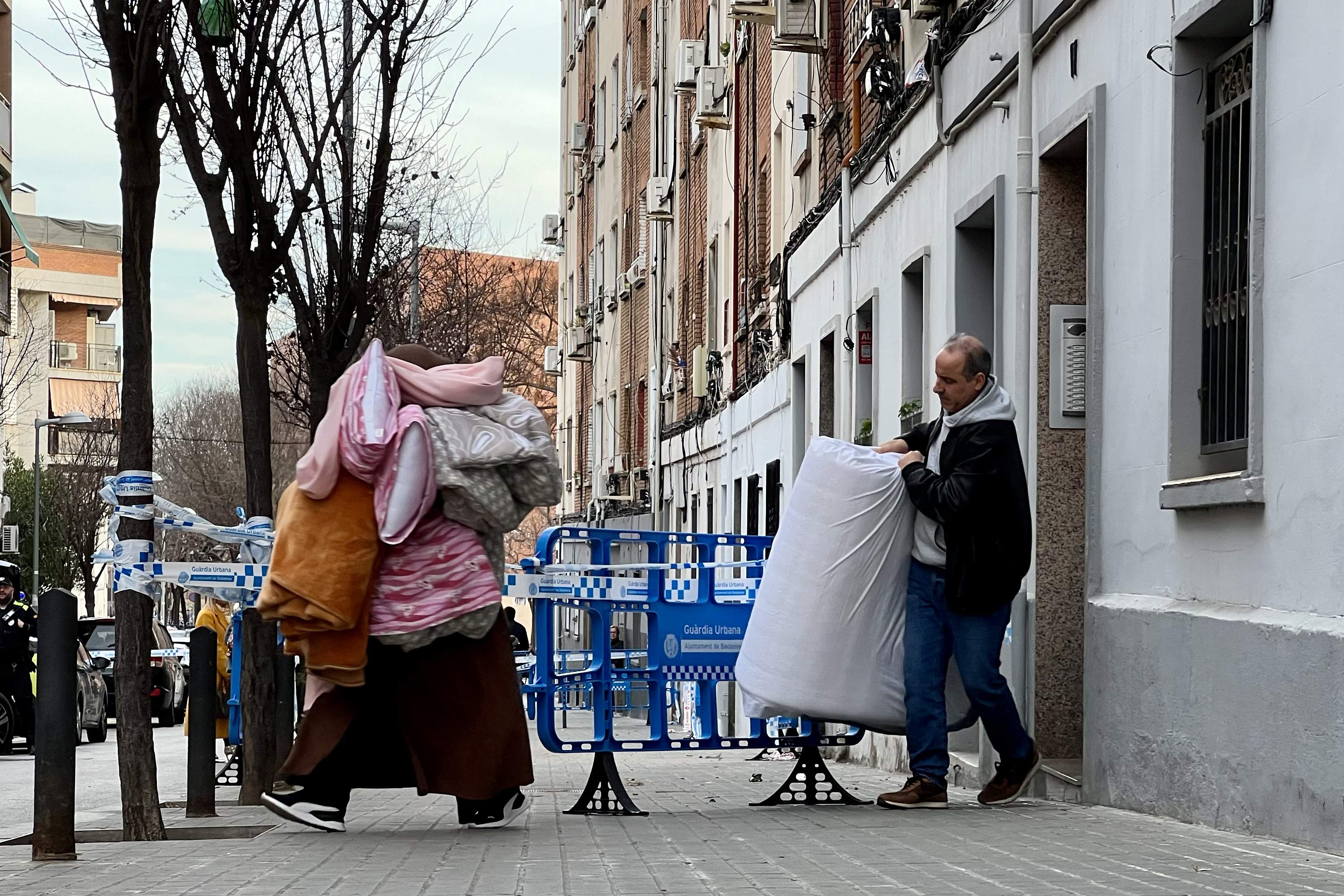 Vuelven a casa los primeros vecinos desalojados por grietas de un bloque de la calle Canigó de Badalona