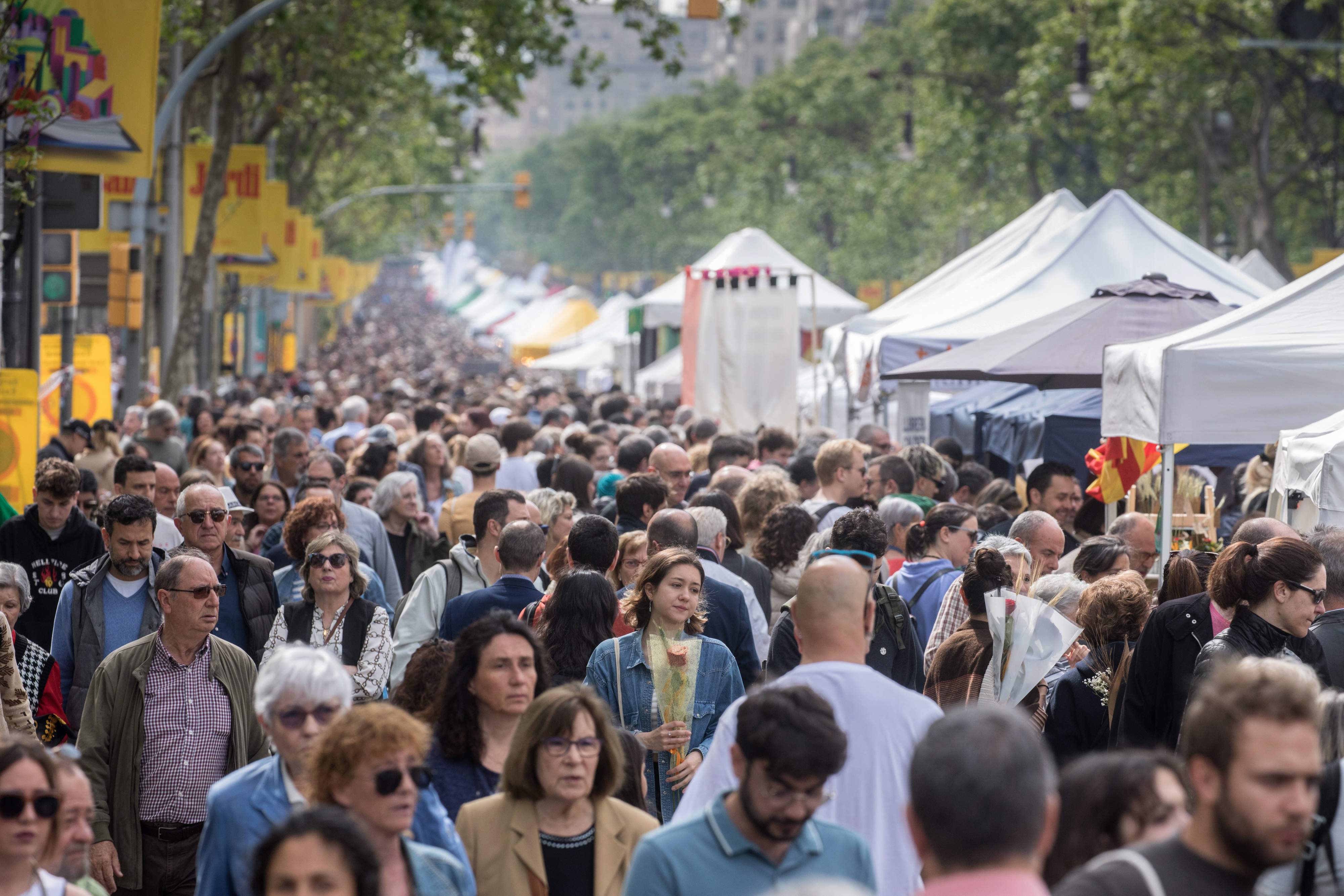 Sant Jordi recupera les Rambles en la diada "més descentralitzada" a Barcelona