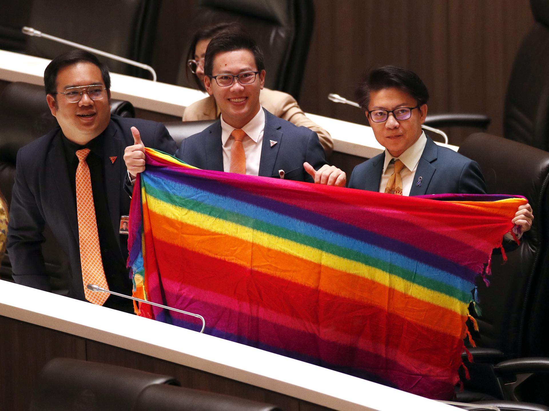 El Parlament de Tailàndia aprova el matrimoni homosexual