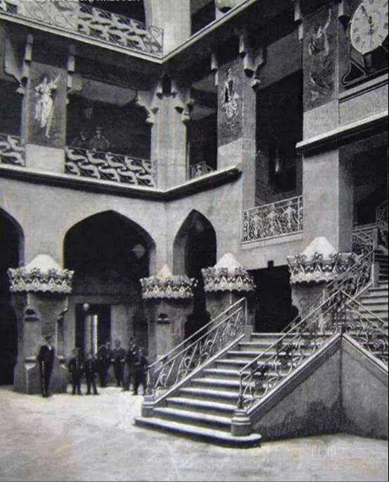 Courtyard and main staircase of the Hotel Internacional in Barcelona dominio public