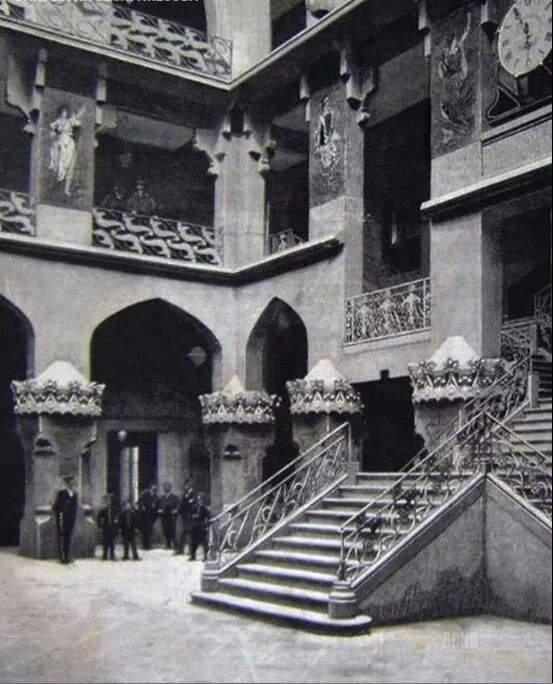Courtyard and main staircase of the Hotel Internacional in Barcelona dominio public Courtyard and main staircase of the Hotel Internacional in Barcelona dominio public