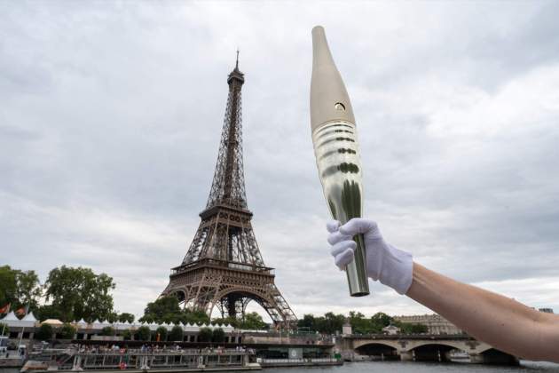 Antorcha Torre Eiffel Juegos Olímpicos París 2024 / Foto: Europa Press