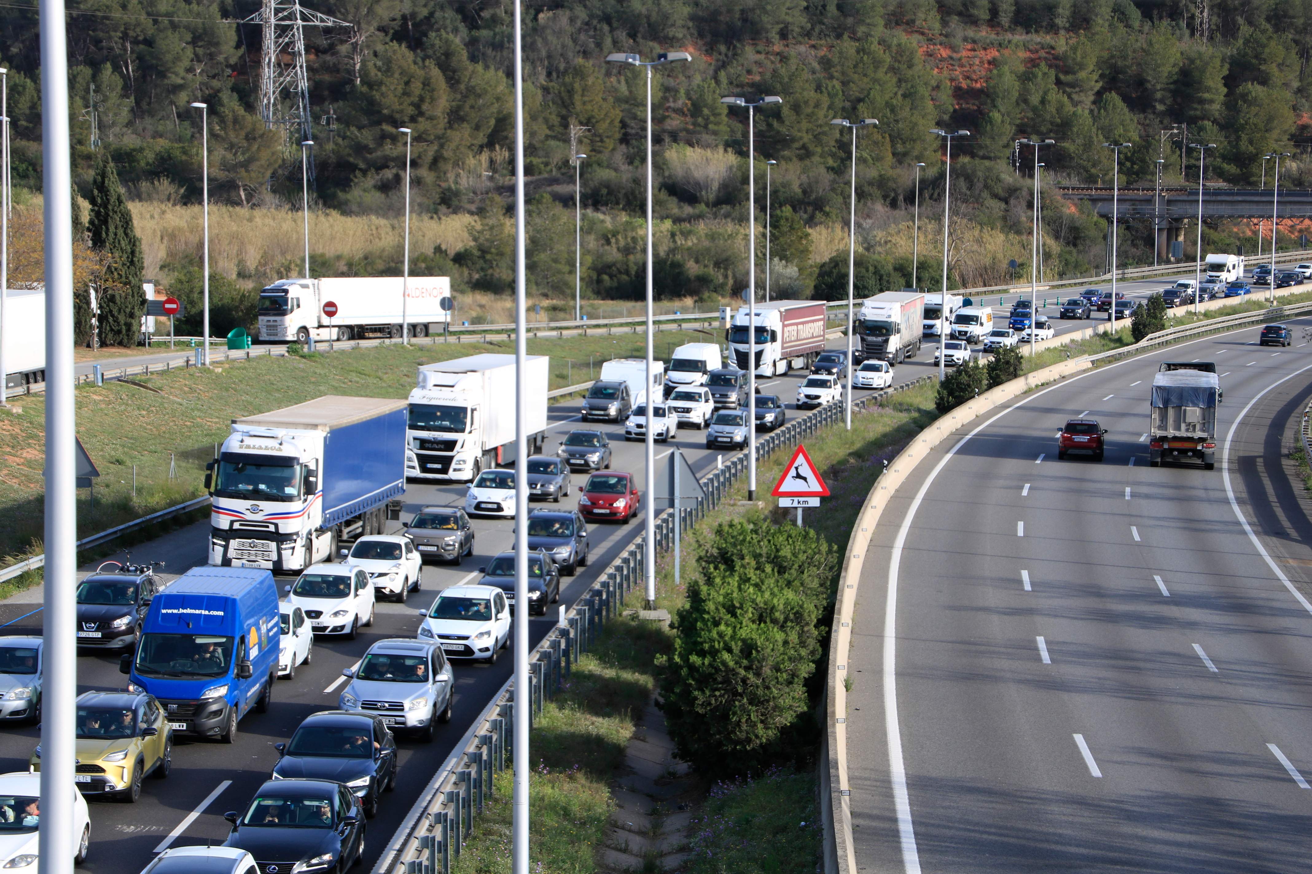 Protestes i accidents compliquen el trànsit durant l'operació sortida de Setmana Santa