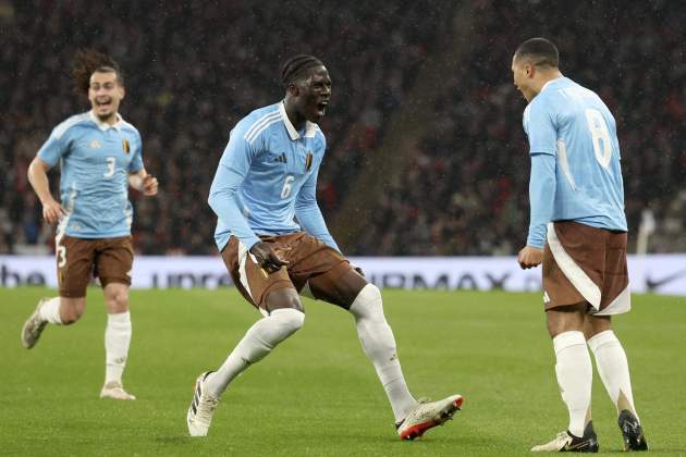 Amadou Onana celebra un gol junto a Tielemans con la selección de Bélgica / Foto: EFE