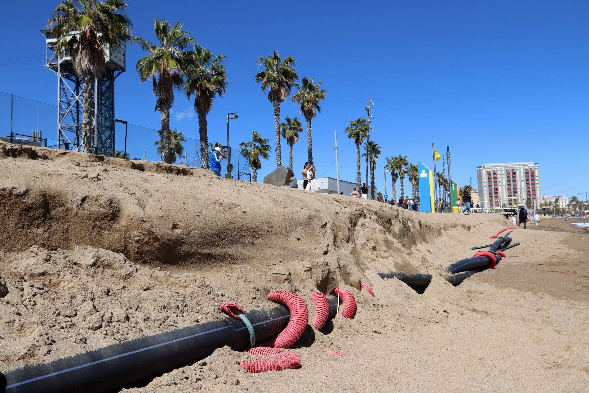 Tuberías a la vista en la playa de Sant Sebastià por la pérdida de arena que ha provocado el temporal Nelson