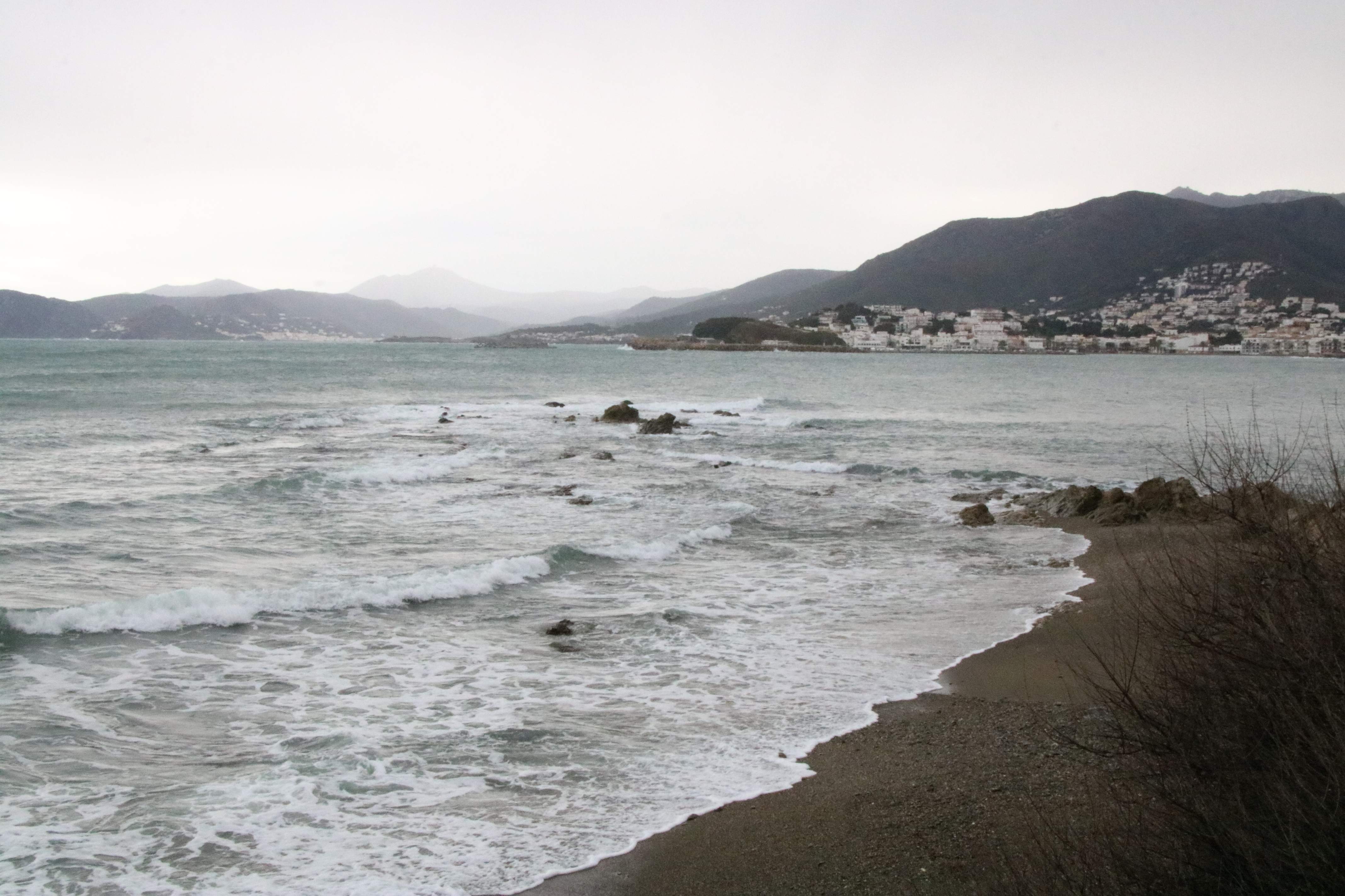 El Meteocat avisa de peligro por lluvias, viento y oleaje hasta el sábado por la borrasca Nelson