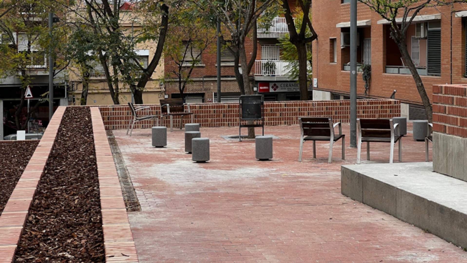 Nou Barris estrena una plaça sense plantes a causa de la sequera