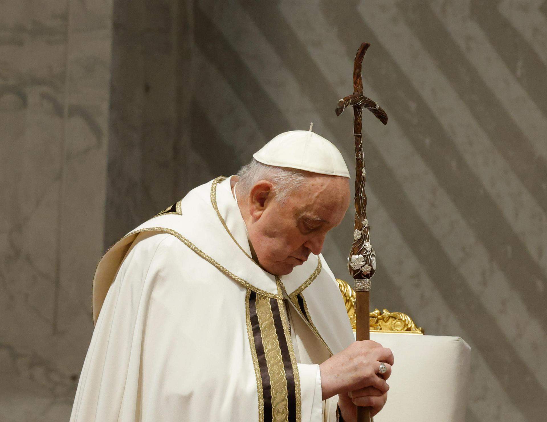 El Papa hace callar los rumores sobre su salud: lee la homilía del Jueves Santo sin problemas