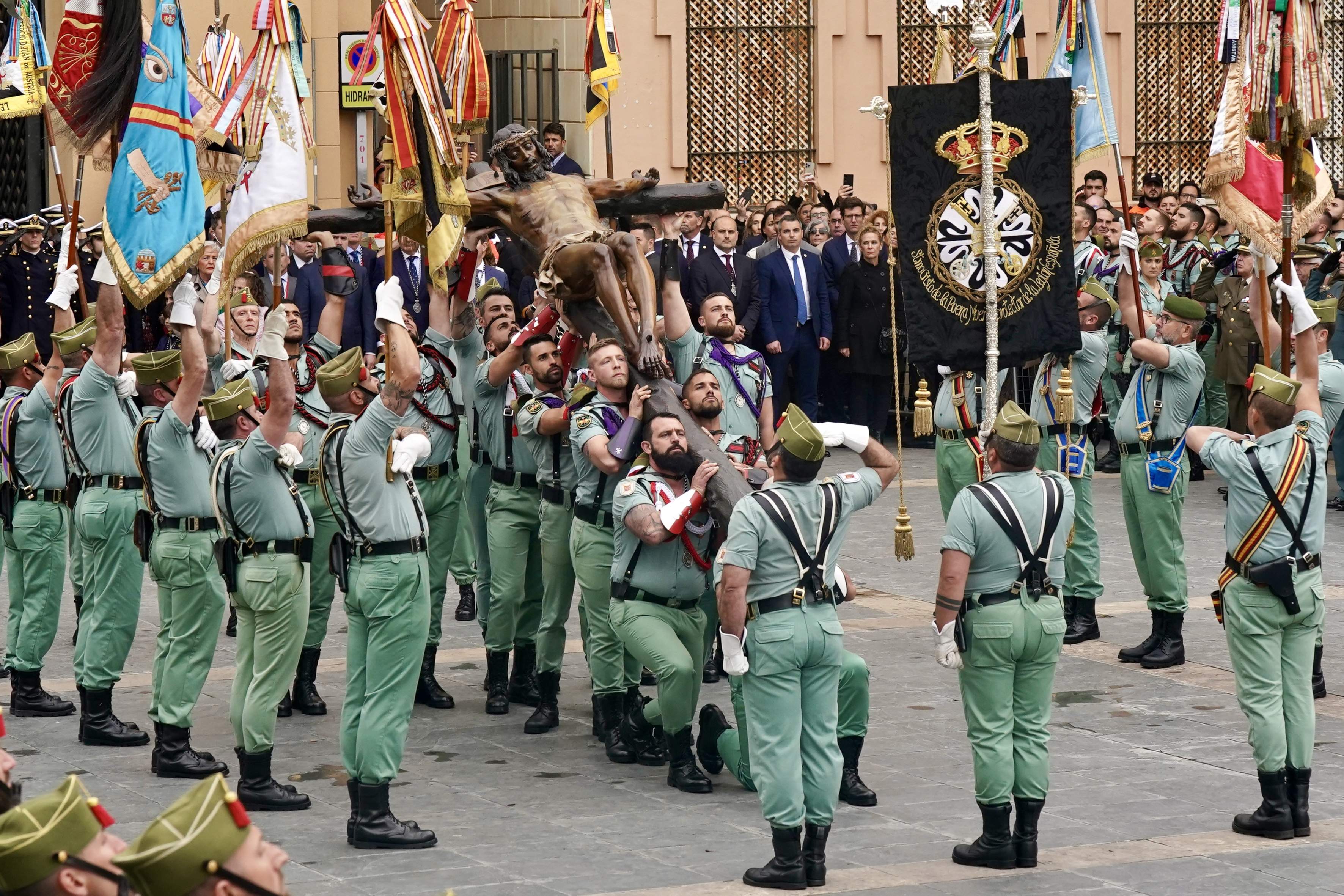 Arrimadas reapareix a una processó de la Legió amb la seva nova parella, exdiputat de Ciutadans