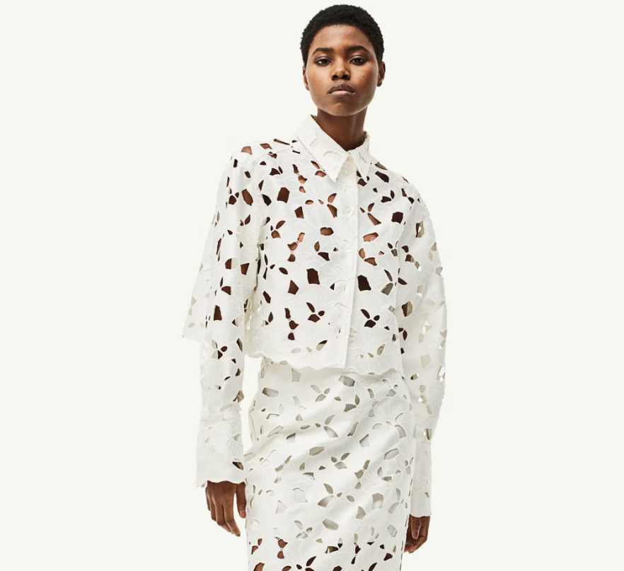 Ens quedem sense paraules en veure la nova camisa de setí amb brodat anglès de H&M