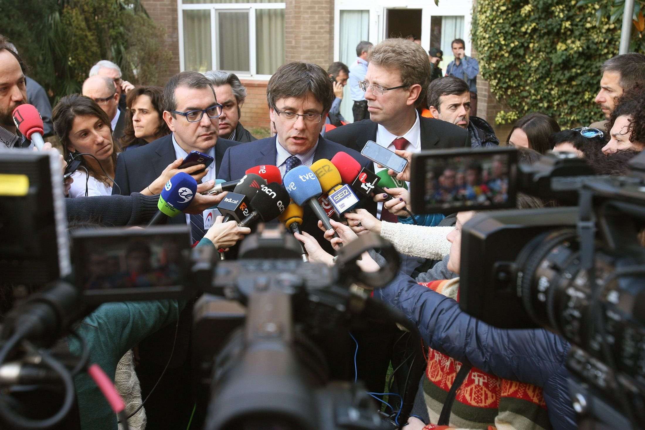 El Govern decreta dos días de duelo y Puigdemont suspende el viaje a París