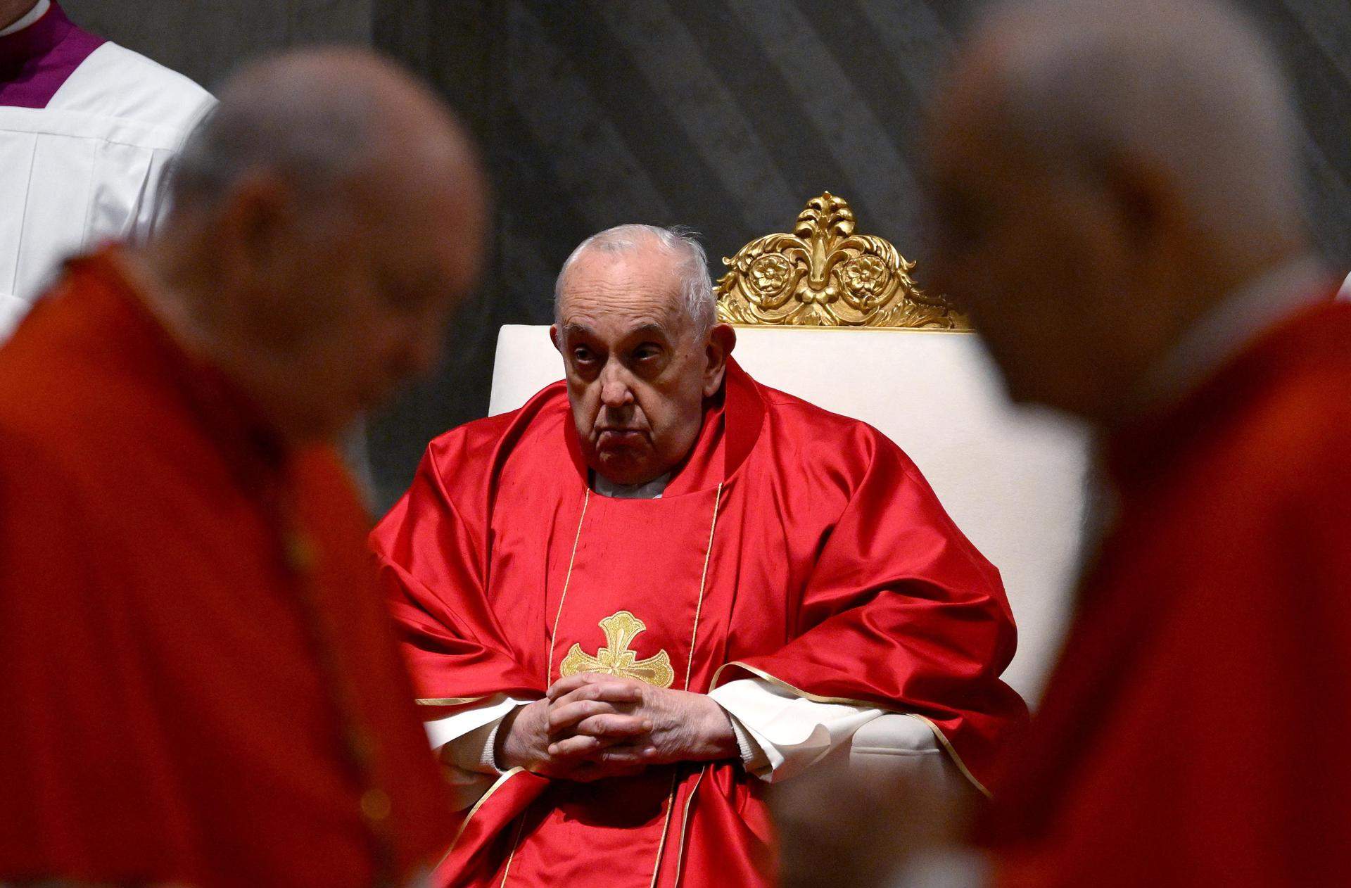 El Papa preside la Vigilia del Sábado Santo, después del nuevo susto con el viacrucis