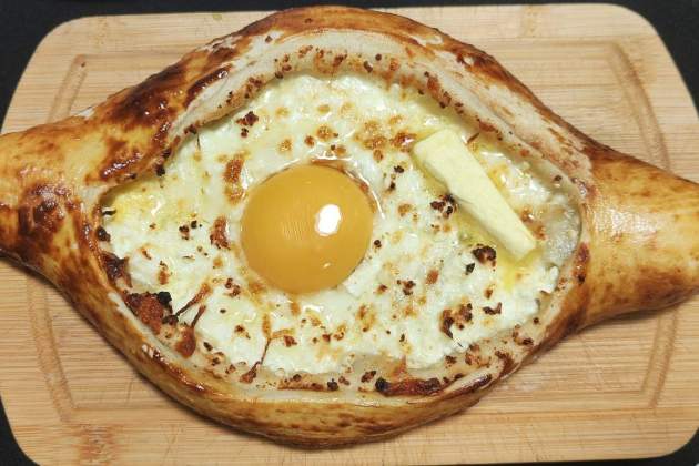 Adjaruli khachapuri / Carlos Manzano Adjaruli khachapuri / Carlos Manzano