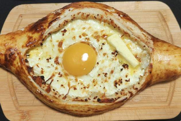 Adjaruli khachapuri / Carlos Manzano