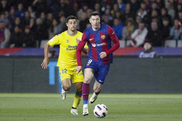 Robert Lewandowski Enzo Loiodice Barça Las Palmas / Foto: EFE Robert Lewandowski Enzo Loiodice Barça Las Palmas / Foto: EFE
