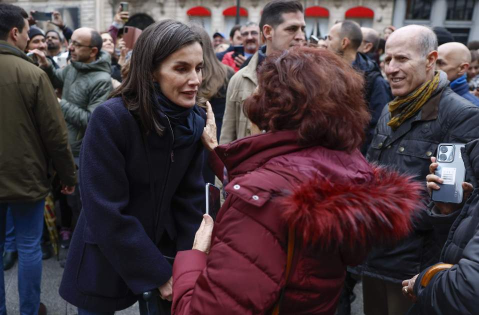 Reina Letizia hablando con una ciudadana / EFE