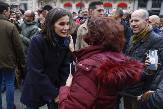 Reina Letizia hablando con una ciudadana / EFE