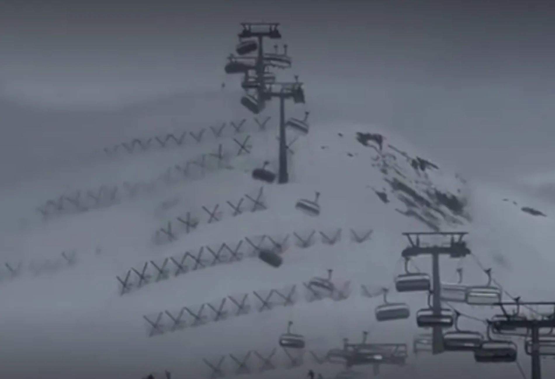 Las espectaculares imágenes de los telesillas zarandeados por la tormenta con esquiadores atrapados